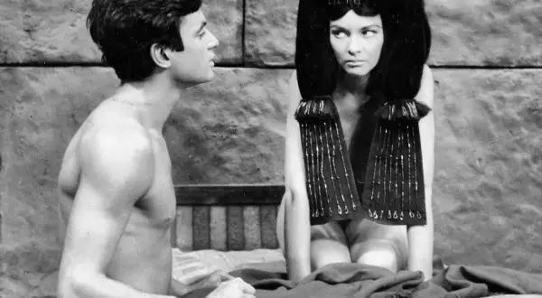 Barbara Brylska jako Kleopatra, w scenie z filmu "Faraon", w towarzystwie młodego mężczyzny.