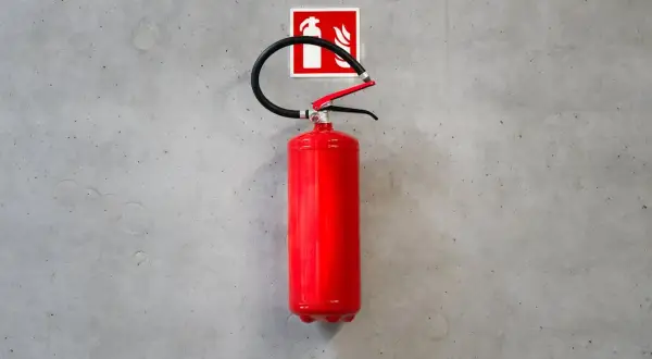 Przegląd gaśnic w budynkach: Co ile? Uniknij kar!