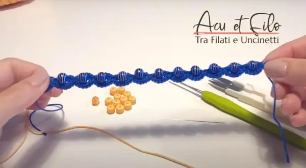 Bracciali all'uncinetto con perline blu e arancioni. Schemi gratis per creare gioielli unici.