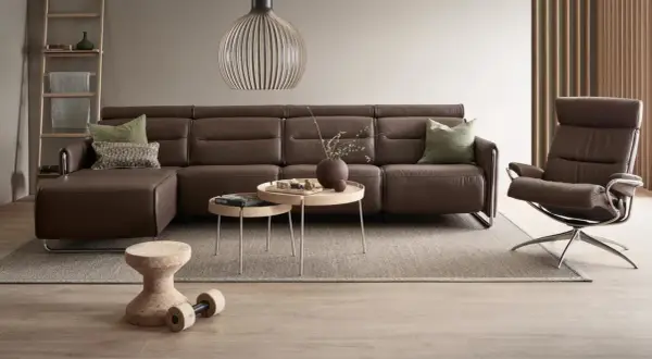 Ein braunes Ledersofa harmoniert perfekt mit der Wandgestaltung in warmen Erdtönen. Welche Wandfarbe passt dazu? Hier eine Inspiration.