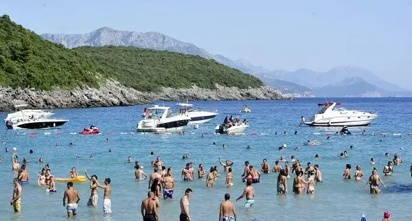 Co zabrać na wakacje do Czarnogóry, aby uniknąć nieprzyjemności?