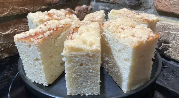 Puszyste ciasto drożdżowe na dużą blachę, pokrojone w kostkę, z kruszonką. Idealne na rodzinne spotkanie.