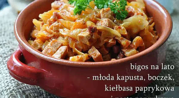 Jak ugotować dobry bigos z młodej kapusty: letni bigos z młodą kapustą, boczkiem, kiełbasą paprykową i pastą paprykową.
