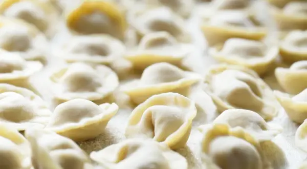 Tortellini jak zrobić: Prosty przepis na domowe uszka z farszem