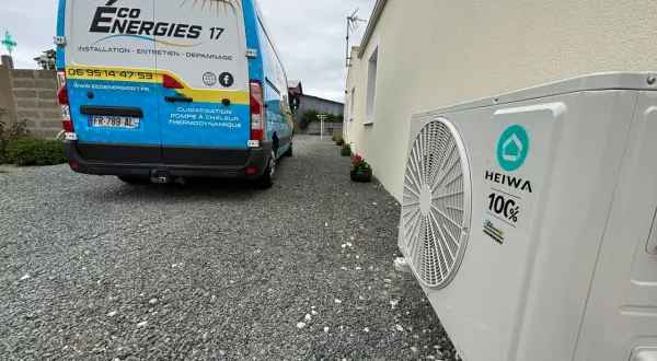 Un avis négatif sur une pompe à chaleur HEIWA, installée par Éco Énergies 17. Le véhicule de l'entreprise est garé à côté de l'unité extérieure.