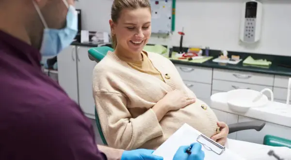 Kiedy do dentysty w ciąży? Bezpieczne leczenie zębów i NFZ.