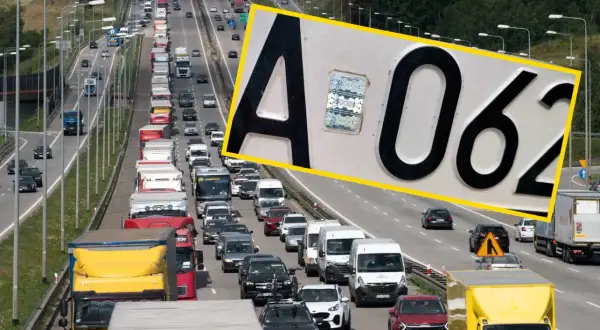 Korek na autostradzie, widać fragment tablicy rejestracyjnej z literami "A O" i cyframi "062".