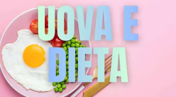Uova e dieta: un piatto con uovo fritto, pomodorini e piselli. Alcuni pensano che le uova facciano male, ma sono un alimento versatile.