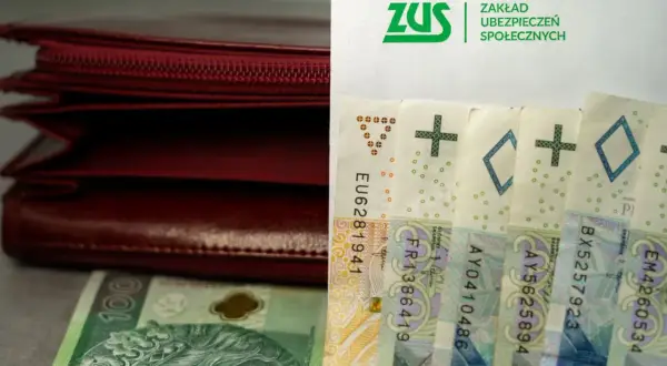 Portfel i banknoty obok logo ZUS. Czy to zapowiedź emerytur stażowych 2025?