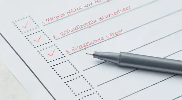 Checkliste für Vermieter: Mietpreis prüfen, Schlüsselübergabe dokumentieren, Energieausweis vorlegen. Ein Stift liegt bereit.