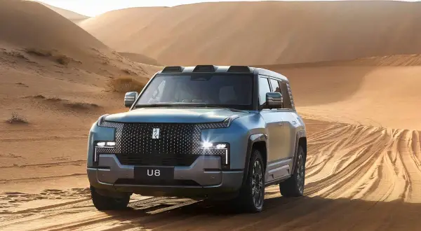 El U8, el mejor todoterreno del mundo, avanza por las dunas del desierto, demostrando su poder y resistencia en un paisaje árido.