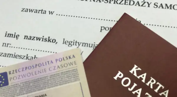 Dokumenty do prawidłowego spisania umowy kupna-sprzedaży samochodu: umowa, dowód rejestracyjny i karta pojazdu.