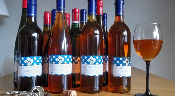 Wiele butelek domowego wina z mirabelek, gotowych do degustacji. Przepis na wino z mirabelek 10l.