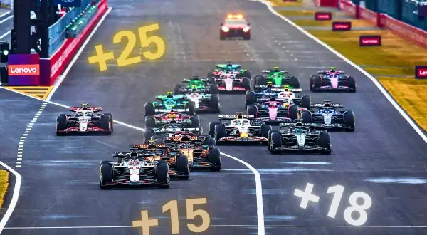 Carreras de F1 en plena acción, con varios coches compitiendo. Los números +25, +15 y +18 sugieren puntos o posiciones en la qualy F1.
