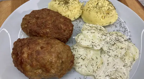 Dwa soczyste mielone z air fryera, podane z ziemniaczanym purée i mizerią.