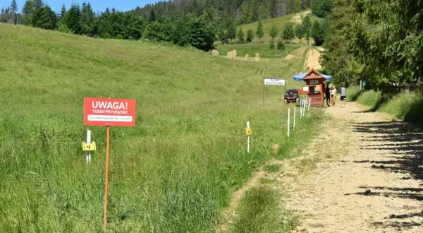 Droga na Gubałówkę, z tabliczką "Teren prywatny" i kasą biletową.