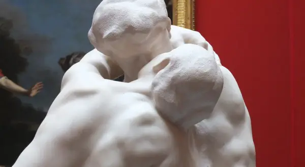 Biały marmur, symbol sztuki dla sztuki Młodej Polski, ukazuje namiętny uścisk kochanków.