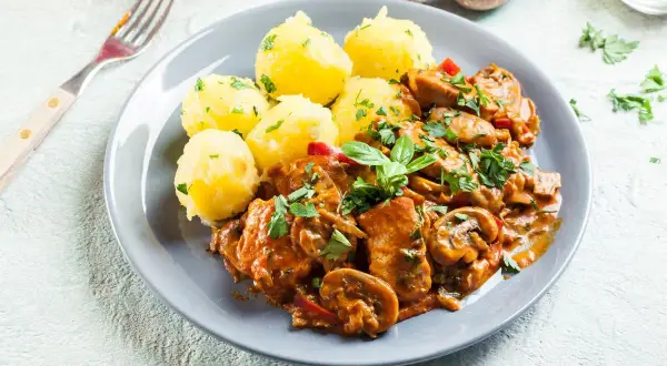 Gulasz po węgiersku z pieczarkami i ziemniakami, idealny przepis na obiad.