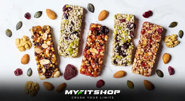 Barrette proteiche ricche di frutta secca e semi, ideali per uno snack energetico e per capire a cosa servono le barrette proteiche: un boost di nutrienti.