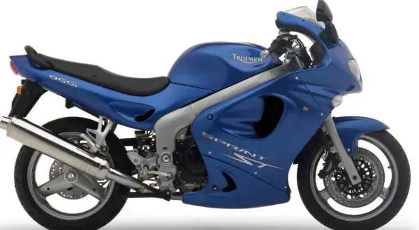 Niebieski motocykl turystyczny Triumph Sprint ST 955i gotowy na długie trasy.