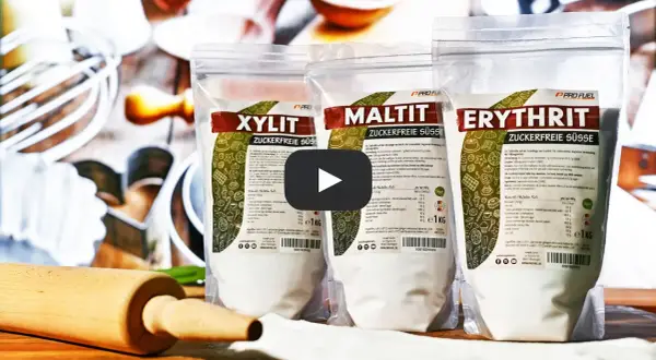 Backpulver, Nudelhölzer und drei Beutel mit Süßungsmitteln: Xylit, Maltit und Erythrit. Ist Maltit gesund? Ja, als Zuckeralternative.