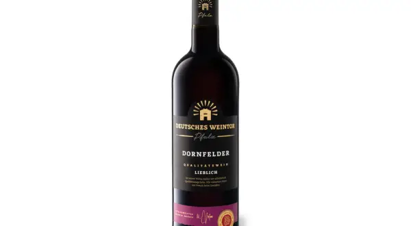 Eine Flasche Dornfelder Rotwein von Deutsches Weintor Pfalz. Ein lieblicher Qualitätswein, der Freude bereitet.