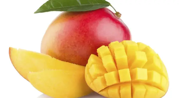 Soczysty mango, bogate źródło witamin, z kawałkami owocu i liściem.