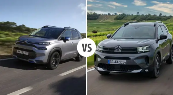 Dwa crossovery Citroen: jeden srebrny, drugi ciemnoszary, jadące po drodze.