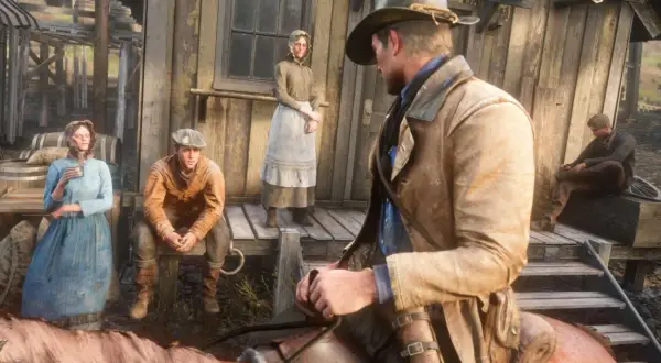Postać z RDR2 na koniu, w tle ludzie w strojach z epoki. Czas gry w dzikim zachodzie.