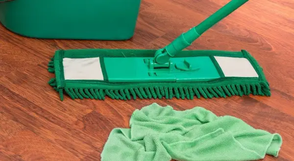 Koniec ze smugami! Jaki mop wybrać i jak myć podłogę idealnie?