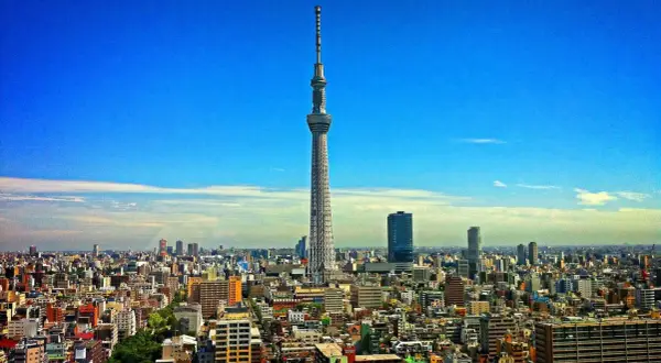 Wieżowiec Tokyo Skytree góruje nad gęstą zabudową miasta, które mogłoby uchodzić za najwieksze miasto na swiecie.