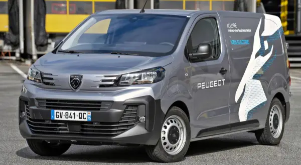 Szary Peugeot Expert 100% Electric. Sprawdź jego imponujące peugeot expert wymiary i wszechstronność.