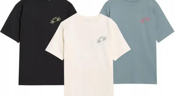 Trzy młodzieżowe T-shirty w kolorach czarnym, kremowym i niebieskim, każdy z nadrukiem kraba.