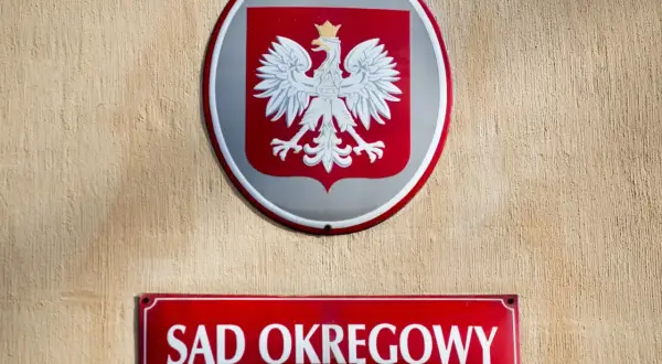 Herb Polski i tablica "Sąd Okręgowy". Nawet cinkciarz, który doprowadził firmę do upadłości, musi stawić czoła sprawiedliwości.