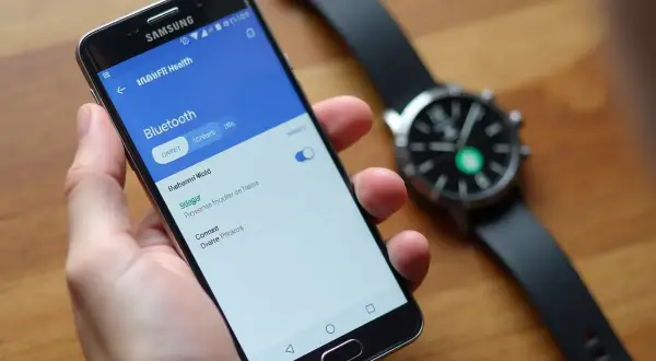Sprawdzam, czy smartwatch Huawei działa z Samsungiem. Na ekranie telefonu widać listę urządzeń Bluetooth, w tym zegarek.