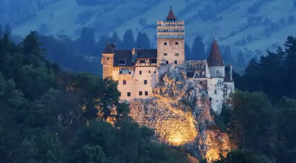 Zamek na skale, otoczony lasem, nocą. Jedna z głównych transylwania atrakcje, budzi grozę i zachwyt.