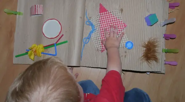 Książeczka sensoryczna DIY: stwórz bezpieczną zabawkę dla malucha!