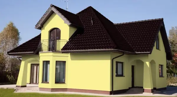 Jakie kolory elewacji najlepiej pasują do brązowego dachu?