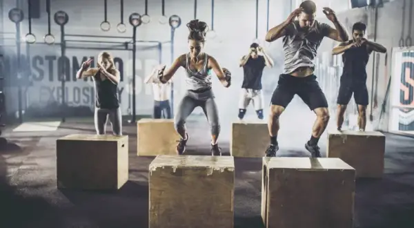 Co lepsze: CrossFit czy siłownia? Odkryj prawdziwe różnice i korzyści