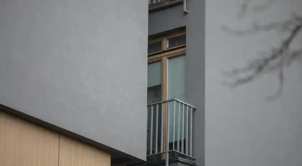 Szare bloki, wąskie okna i balkon z kolcami na ptaki – typowa patodeweloperka.