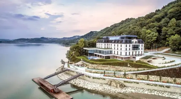 Idealny weekend we dwoje w Małopolsce: nowoczesny hotel nad jeziorem, z pomostem i widokiem na zalesione wzgórza.