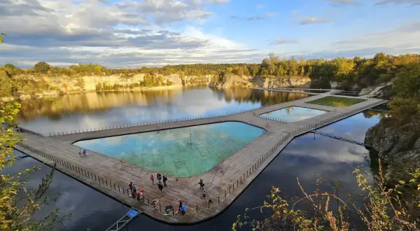 Kamieniołom Liban w Krakowie to jedno z tych **ciekawych miejsc w Krakowie**, gdzie natura spotyka się z nowoczesną architekturą. Drewniane pomosty i baseny tworzą unikalny krajobraz.