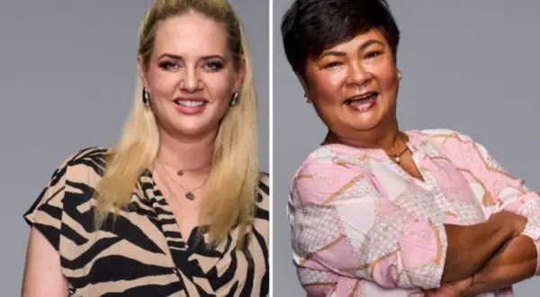 Zwei Frauen, eine mit blonden Haaren und Zebra-Muster-Kleid, die andere mit kurzen schwarzen Haaren und rosa Bluse. Sie sind Teil von "The 50 Staffel 3".