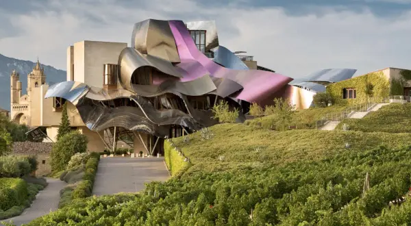 Marqués de Riscal, un lugar icónico para saber qué hacer en Haro. Arquitectura vanguardista entre viñedos.