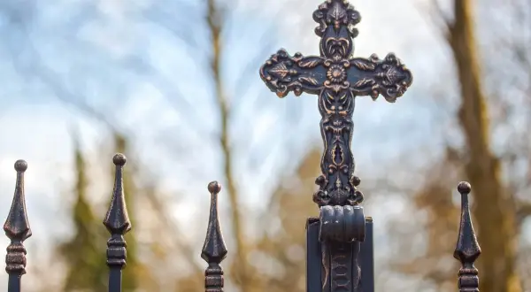 Kuty krzyż na tle nieba, symbol spokoju i wiecznej nirwany.