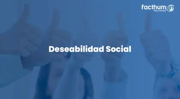 Manos levantadas con pulgares hacia arriba, simbolizando la deseabilidad social y la aprobación. Logo de Facthum.