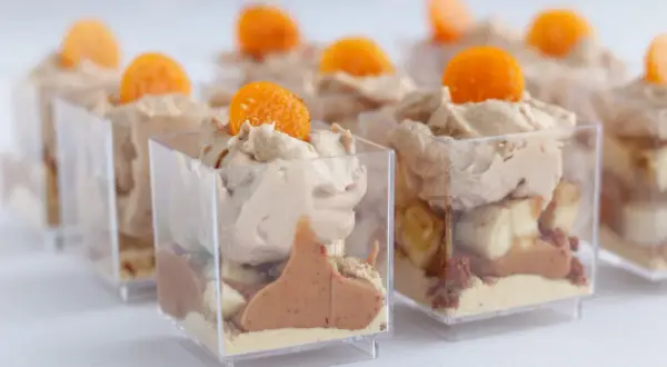 Inspirujące pomysły na mini deserki w szklanych pucharkach, z kremem i pomarańczą.