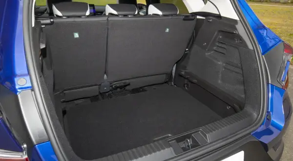 Coffre captur 2, sièges rabattus pour un espace de chargement maximal. Parfait pour les escapades du week-end.