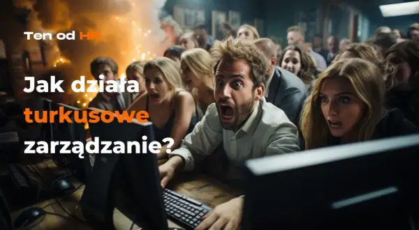 Grupa ludzi zszokowana przed ekranami komputerów. Tekst: "Jak działa turkusowe zarządzanie?".