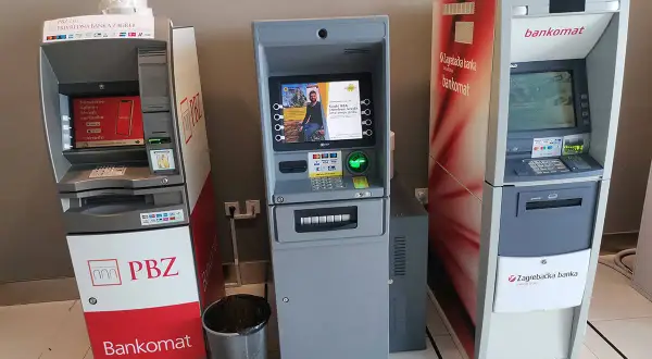 Trzy bankomaty w Chorwacji: PBZ, Zagrebačka banka. W Chorwacji obowiązuje euro, więc to właśnie ta waluta będzie wypłacana z bankomatów.